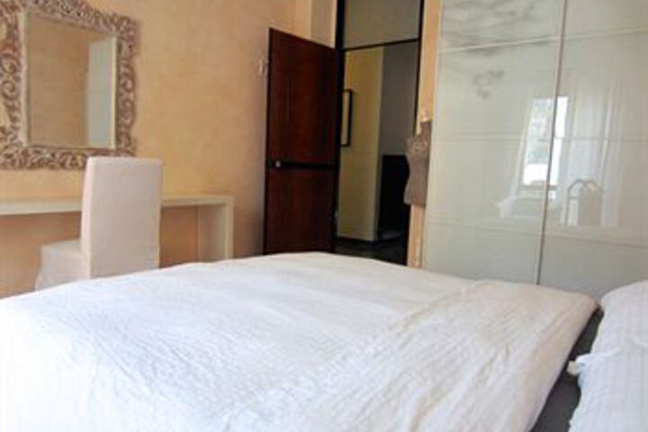 Room 8 of 14