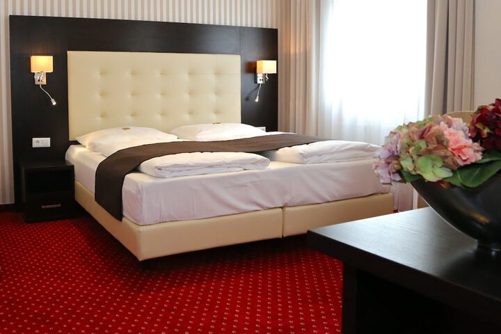 Room 9 of 37