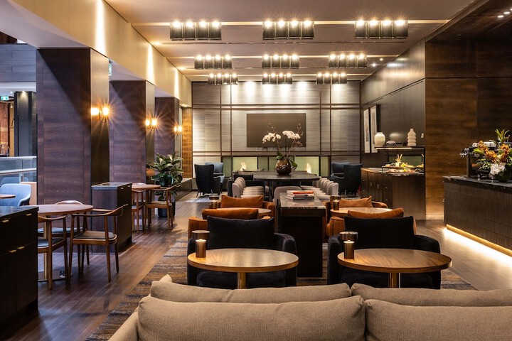 Lounge 118 of 127