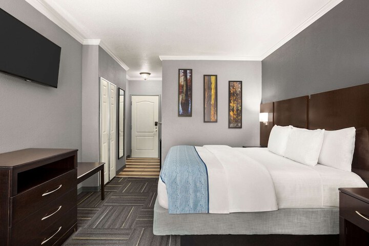 1 King Bed (11 of 12)