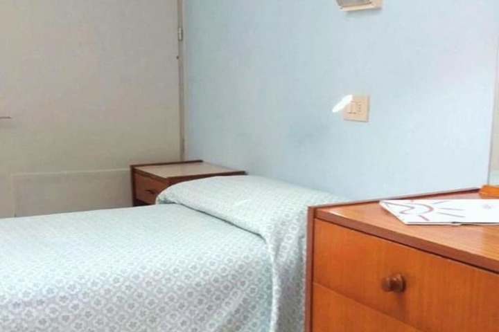 Room 13 of 65
