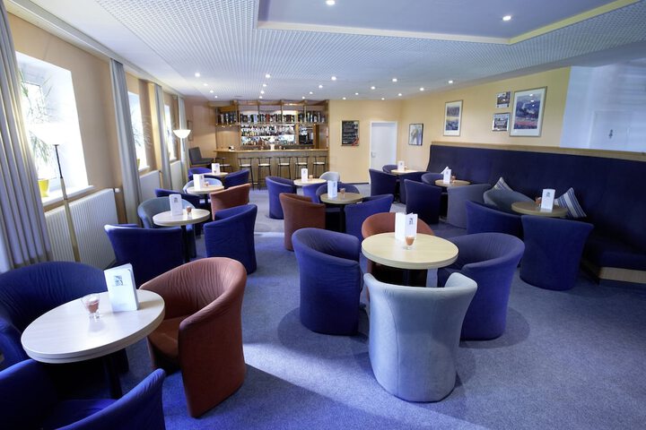 Lounge 33 of 40