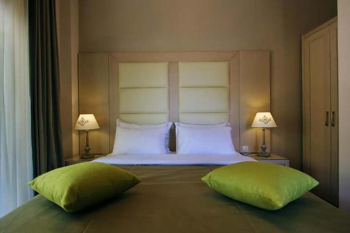 Room 10 of 77