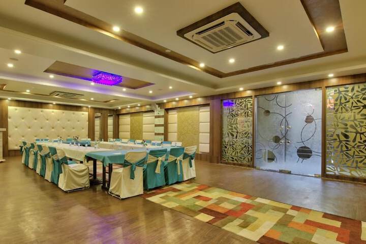 Ballroom/Hall 41 of 48