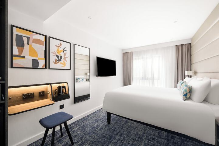 Room 27 of 61