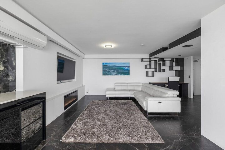 Room 4 of 18