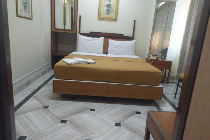 Room 12 of 37