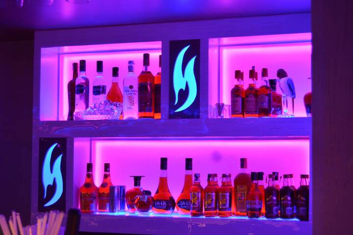 Lounge 31 of 48