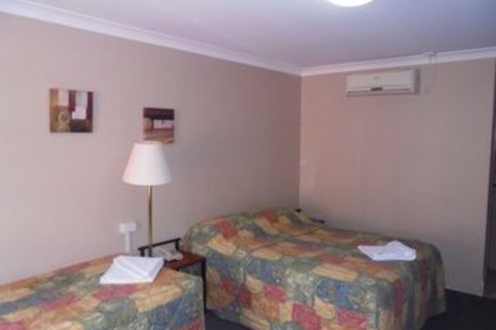 Room 6 of 13