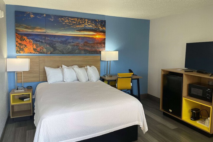 Room 5 of 8