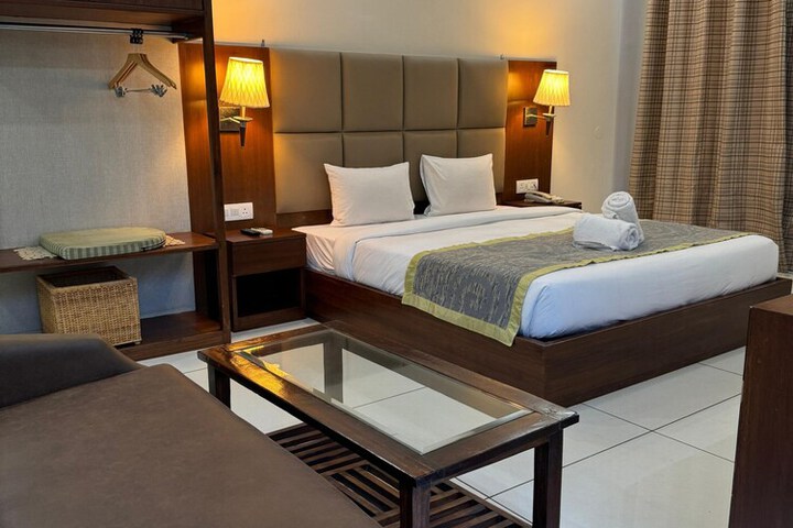 Room 8 of 33