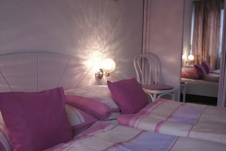 Room 4 of 14