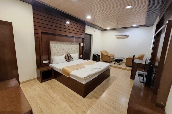 Room 16 of 28