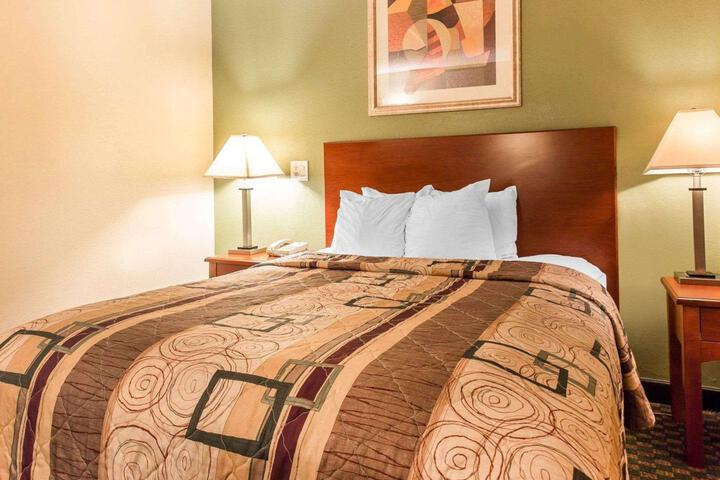 1 Queen Bed Accessible (11 of 12)