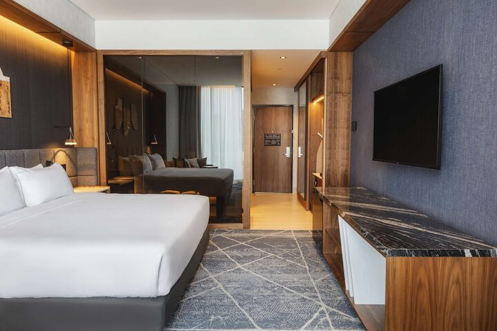 Room 33 of 81