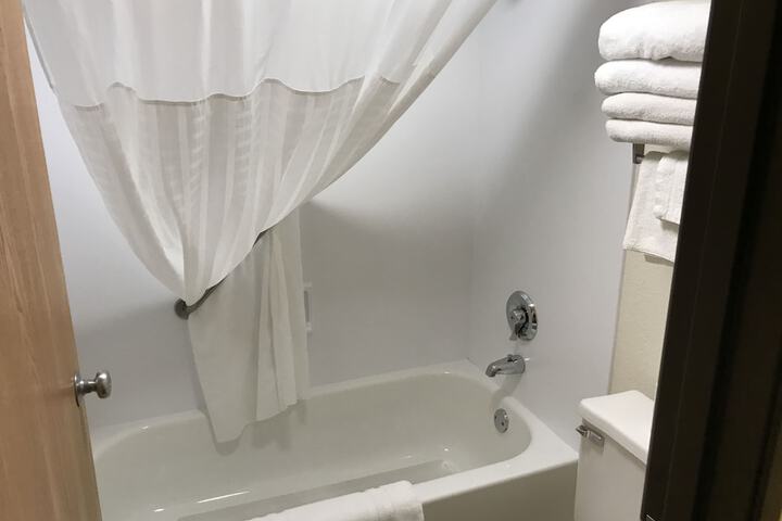 1 Queen Bed (7 of 14)