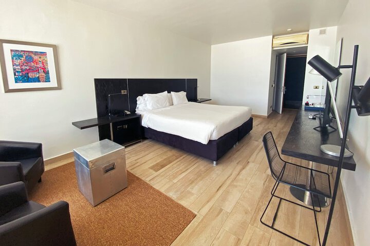 Room 12 of 66