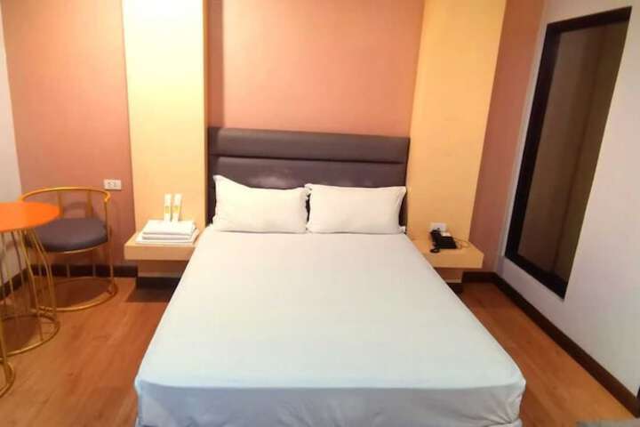 Room 6 of 12