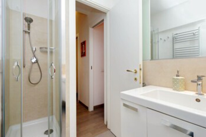 Room 2 of 32