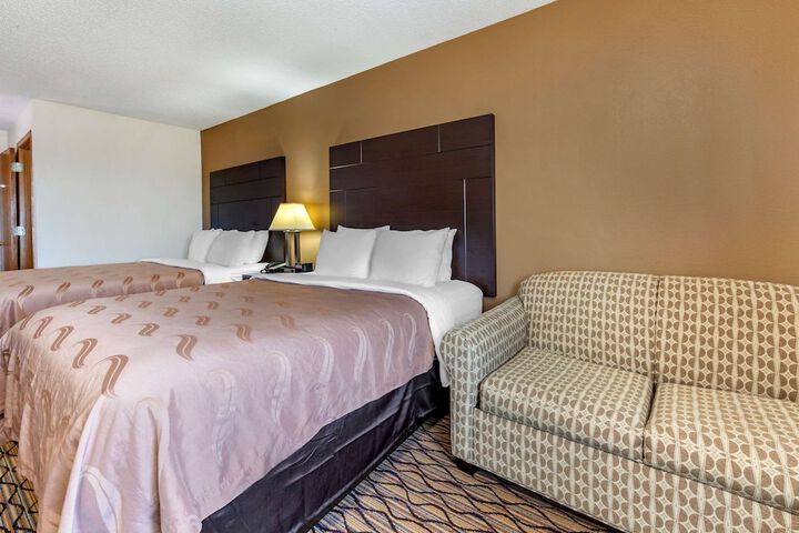 1 Queen Bed Accessible (19 of 19)