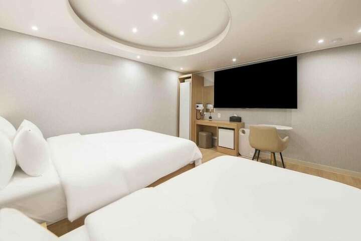 Room 34 of 53