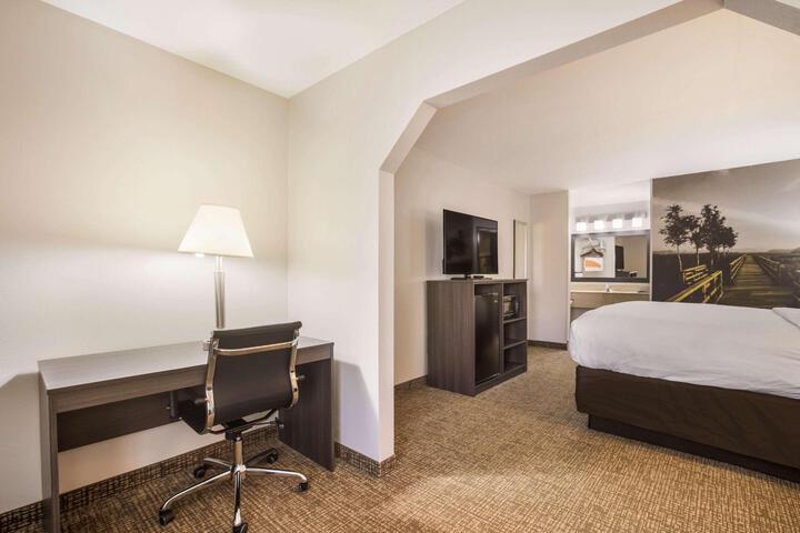 1 King Bed (4 of 15)