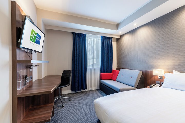 Room 28 of 110