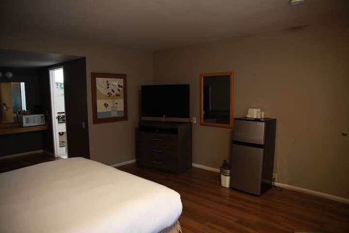 Business King Bed (10 of 14)
