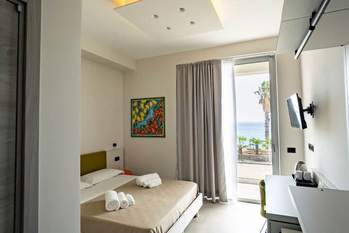 Room 3 of 28