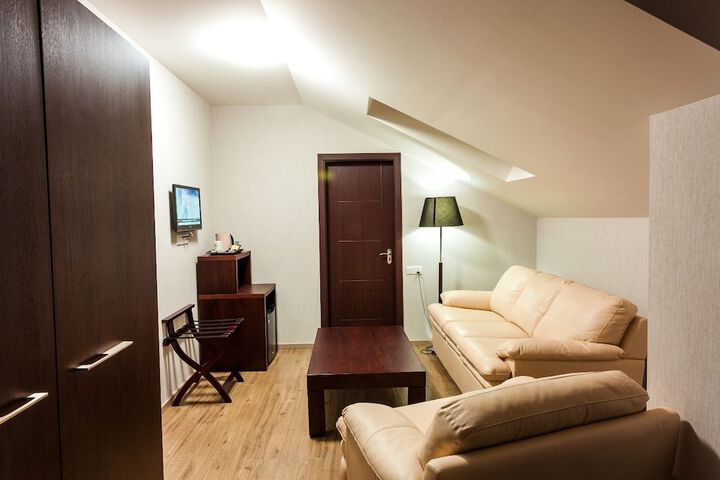 Room 32 of 93