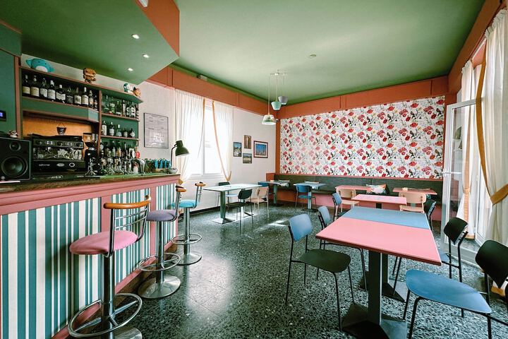 Lounge 53 of 64