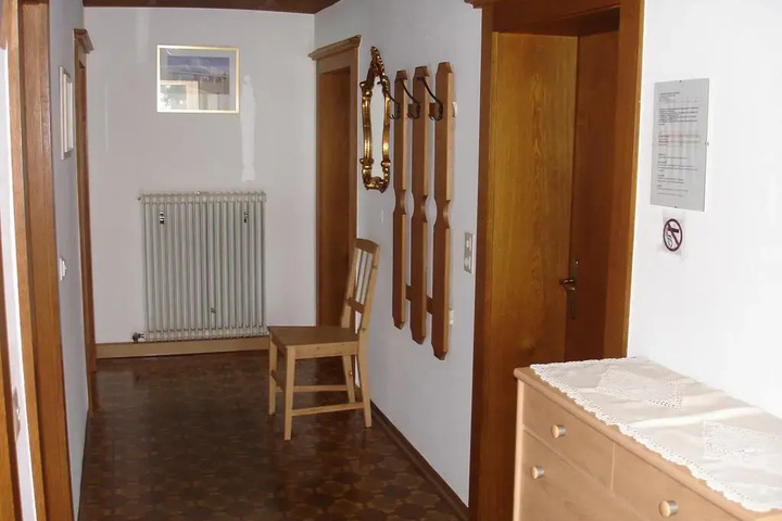 Room 6 of 12