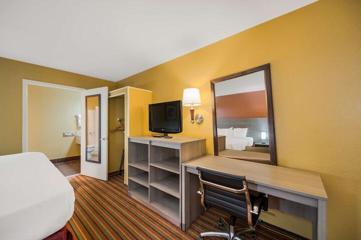 1 King Bed High Speed Internet Accessible Microwave and Refrigerator, Coffee Maker Iron and I (13 of 17)