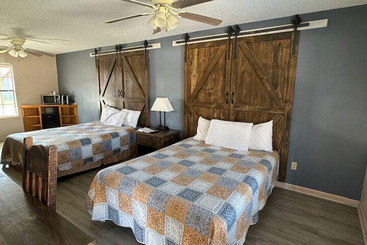 Four Horsemen Hotel in Pilot Point, TX