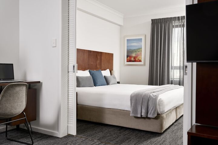 Room 6 of 28