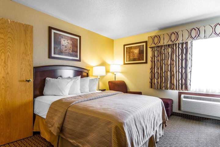 1 Queen Bed (12 of 12)
