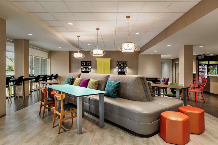 Lounge 20 of 28