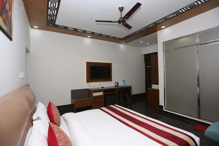Room 6 of 13