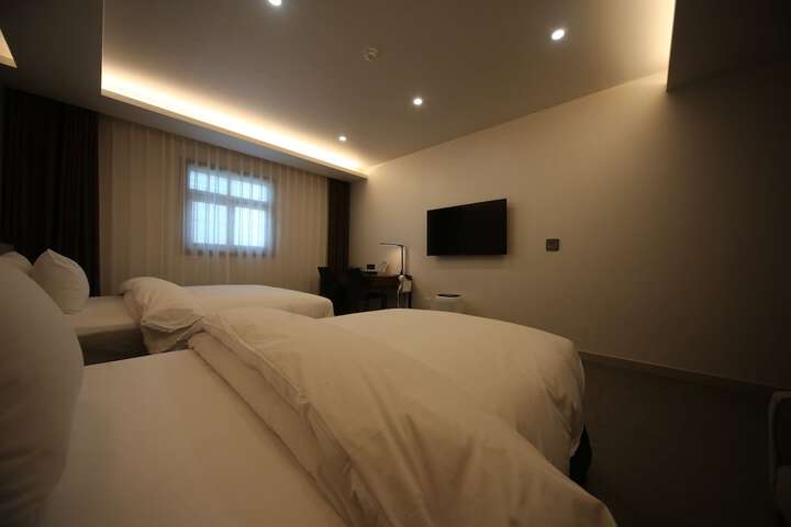 Room 11 of 60