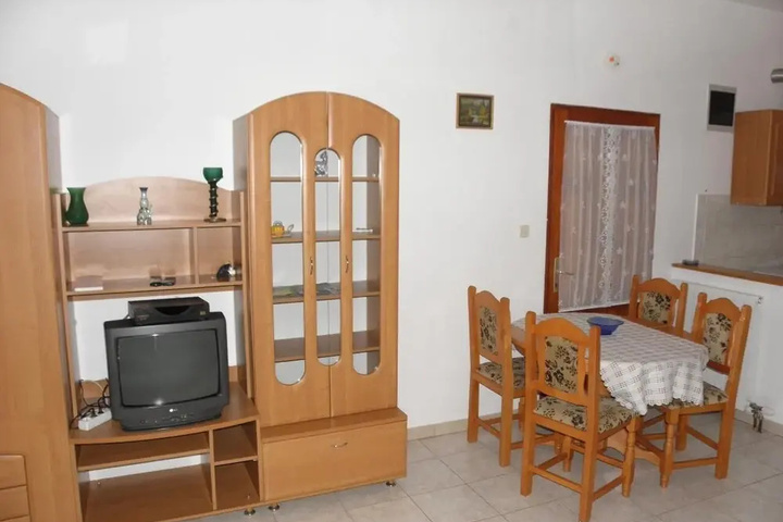 Room 4 of 17