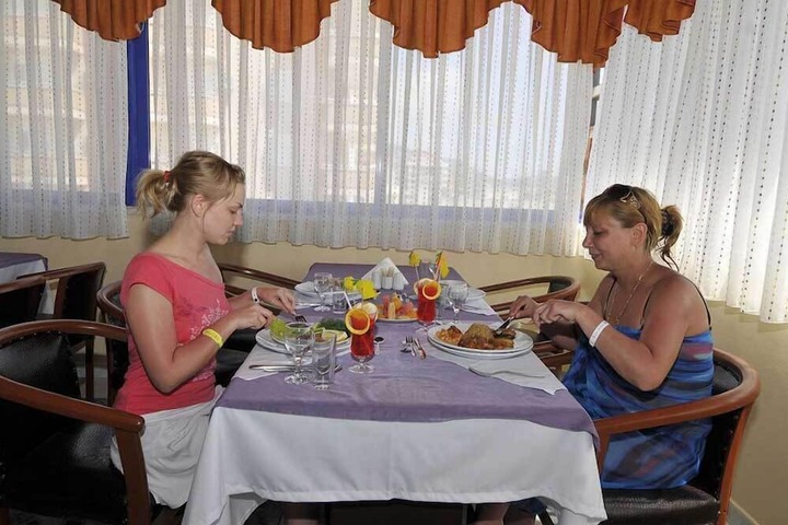 Dining 18 of 25