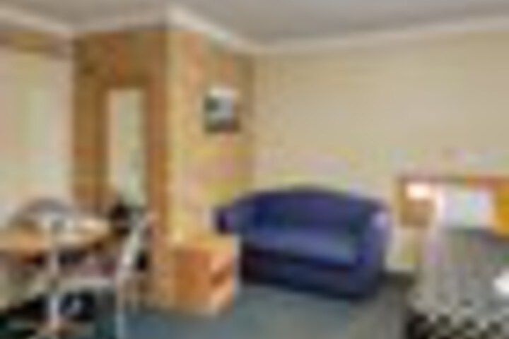Room 5 of 99