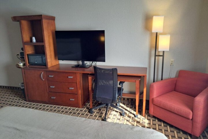 1 King Bed (3 of 13)