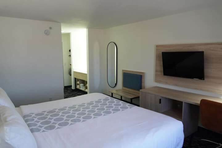 Room 6 of 11