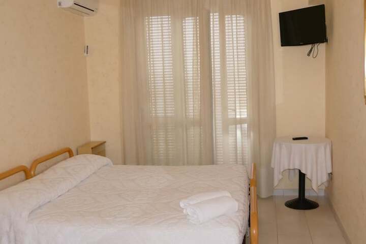 Room 4 of 32