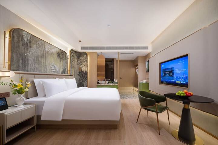 Room 4 of 8