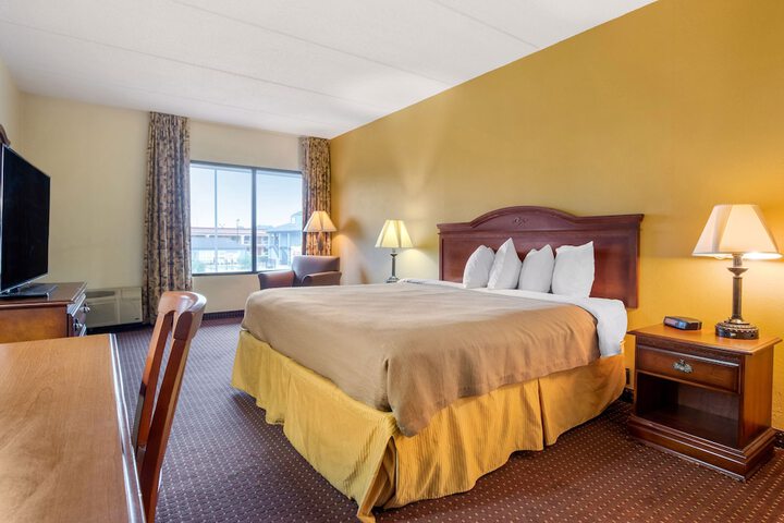 1 King Bed (4 of 5)