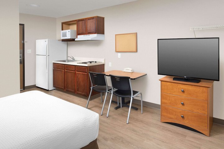 1 Queen Bed (3 of 10)