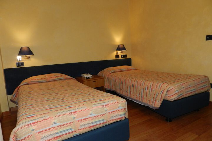 Room 13 of 33