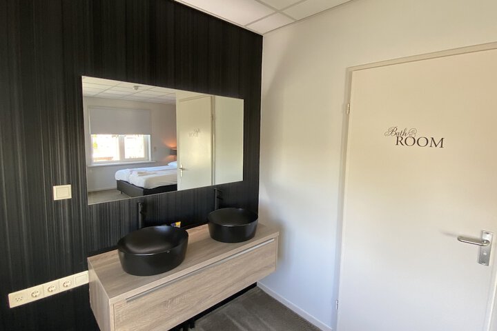 Room 5 of 32